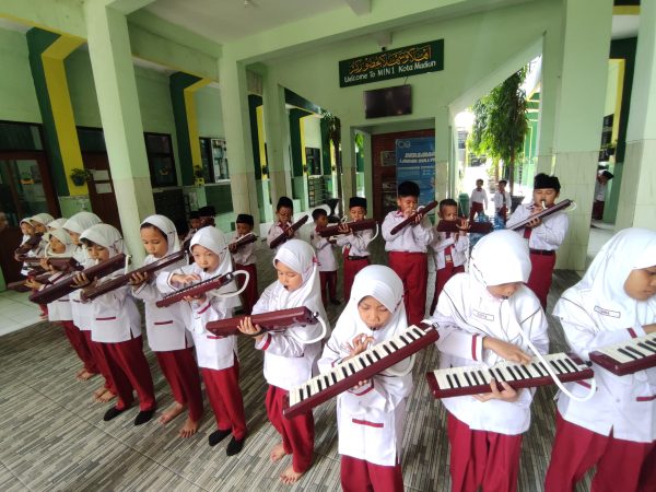 Siswa Kelas 1 MIN 1 Kota Madiun Piawai Memainkan Pianika Melalui Program Kelas Musik